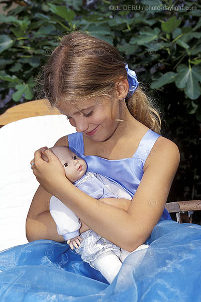 petite fille et sa poupe - little girl with her doll